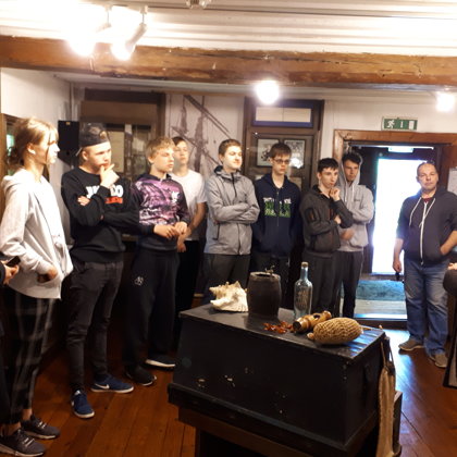 Skolas soma - 7.,8.klase Ainažu Jūrskolas muzejā.
