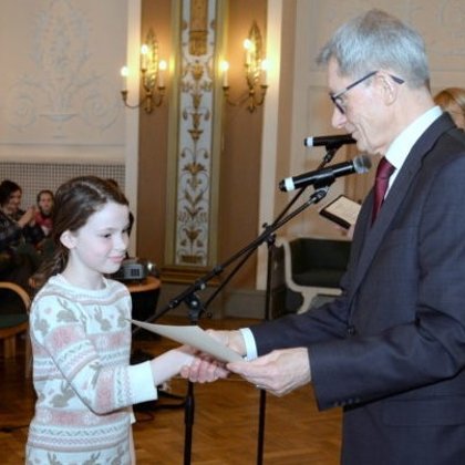 Evija Muraško saņem atzinību par domrakstu Rīgas Latviešu biedrības namā.