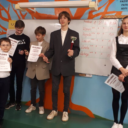 11.11.2022 - latviešu valodas pareizraksības čempionāta finālisti Raivis Šķesters, Lauris 