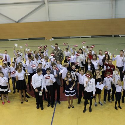 Kopā ar žūrijas pārstāvi-Zemessardzes 25.kb virsseržantu Māri Ezeriņu