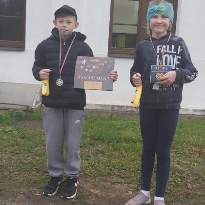 Ieva Zvirgzdiņa un Dāvis Blaus ar orientēšanās sacensību medaļām Madonā 06.10.2022.