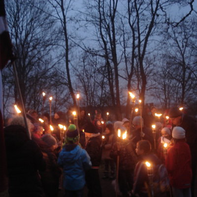 Lāčplēša dienas lāpu gājienā.