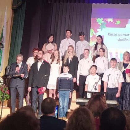 Kusas skolēni skandē latviešu tautasdziesmas pagasta svētku koncertā 19.11.2022