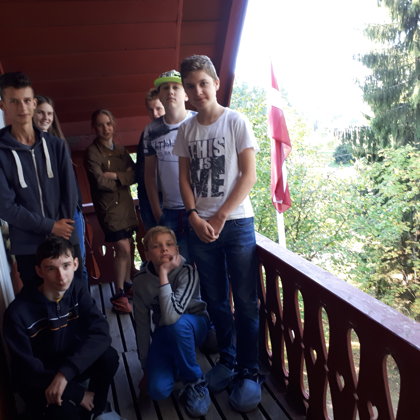 Skolas soma - 7., 8. klase  Kārļa Skalbes muzejā "Saulrieti" 2018. gada septembrī.