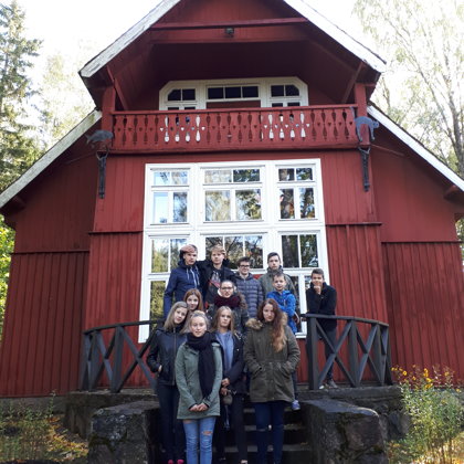 Skolas soma - 9. klase pie Kārļa Skalbes muzeja "Saulrieti".