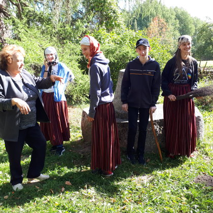 Skolas soma - 7.,8. klase Silmacu muzejā 2018. gada septembrī.