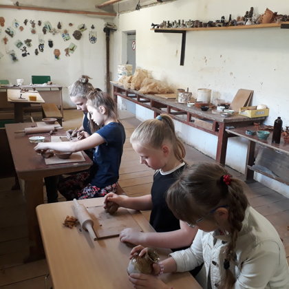 Skolas keramikas darbnīcā