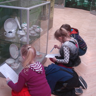 2.klases skolēni pēta trauku formas viz.mākslas stundā Madonas muzejā.