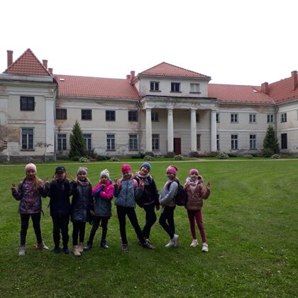 2.-3.klase pie Varakļānu muižas pils