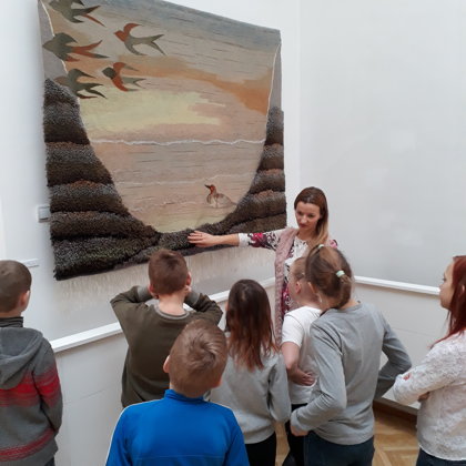 4.klase muzejā, apskatot I.Austriņas gobalēnus.