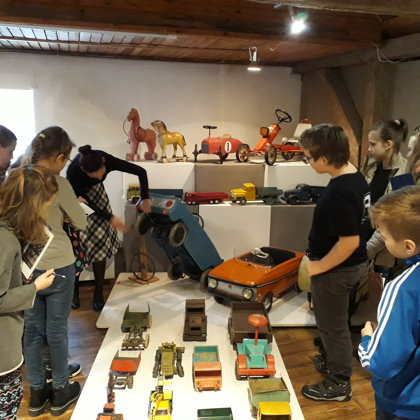 Madonas muzejā 4.klase, iepazīstot vecās rotaļlietas.