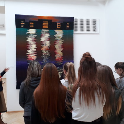 9.kl. meitenes, mājt. st. ietvaros Madonas muzejā, apskatot I.Austriņas gobalēndarbus.