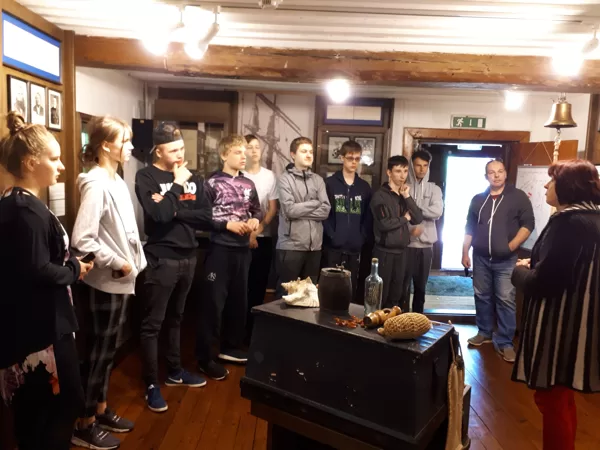 Skolas soma - 7.,8.klase Ainažu Jūrskolas muzejā.