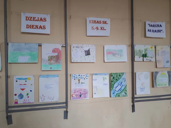 Dzejas dienu izstāde skolā.
