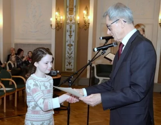 Evija Muraško saņem atzinību par domrakstu Rīgas Latviešu biedrības namā.