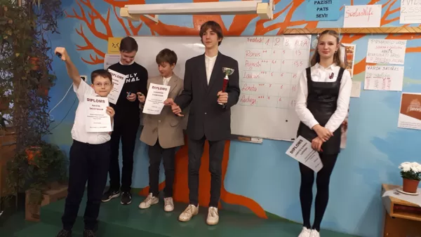 11.11.2022 - latviešu valodas pareizraksības čempionāta finālisti Raivis Šķesters, Lauris 