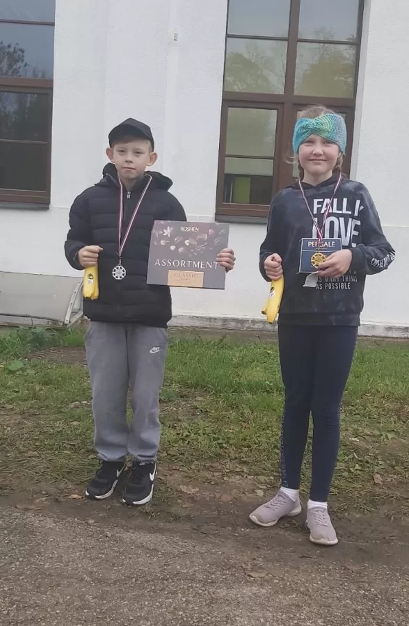 Ieva Zvirgzdiņa un Dāvis Blaus ar orientēšanās sacensību medaļām Madonā 06.10.2022.