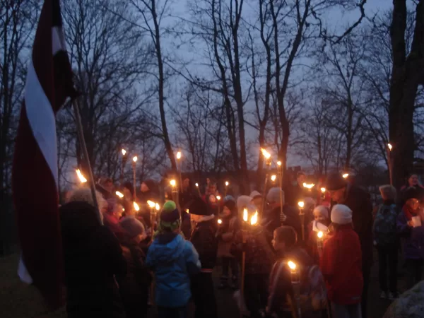 Lāčplēša dienas lāpu gājienā.