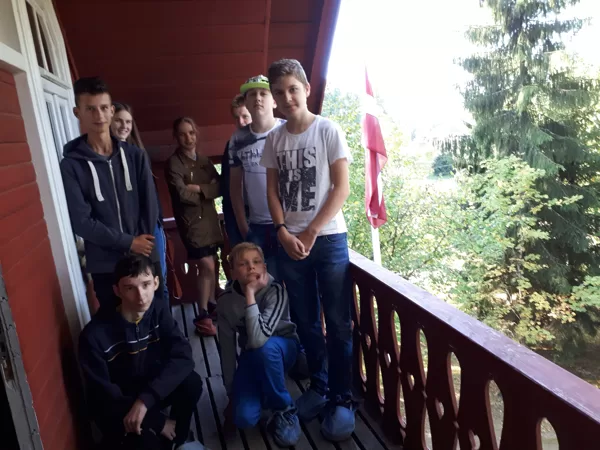 Skolas soma - 7., 8. klase  Kārļa Skalbes muzejā "Saulrieti" 2018. gada septembrī.