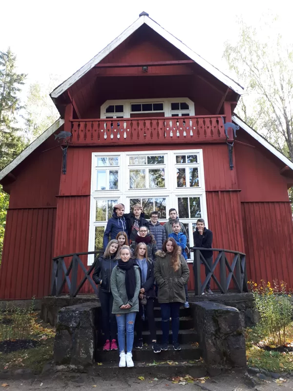 Skolas soma - 9. klase pie Kārļa Skalbes muzeja "Saulrieti".