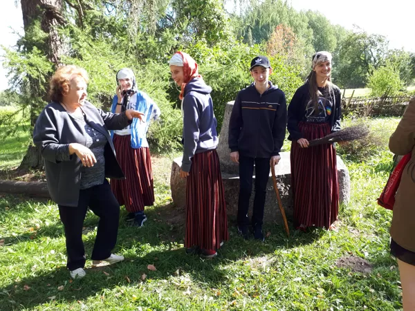 Skolas soma - 7.,8. klase Silmacu muzejā 2018. gada septembrī.