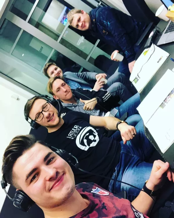 O.Jansons ēno futbola komentētāju Ilvaru Koscinkeviču Rīgā, 13.02.2019