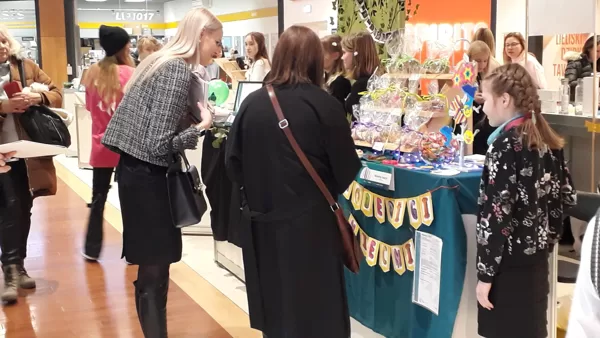 SMU Noderīgi nieciņi-tirgošanas procesā, sarunas ar žūriju