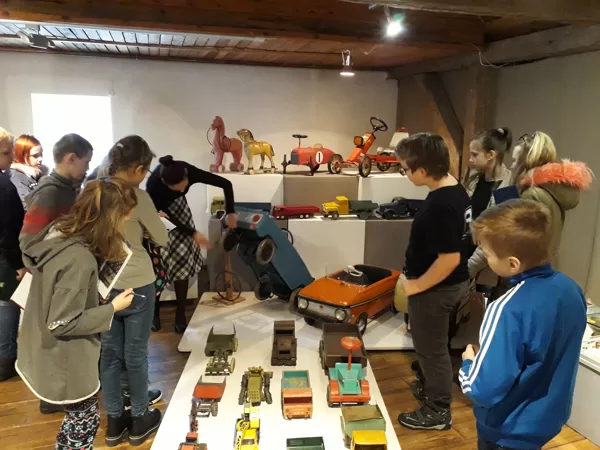Madonas muzejā 4.klase, iepazīstot vecās rotaļlietas.